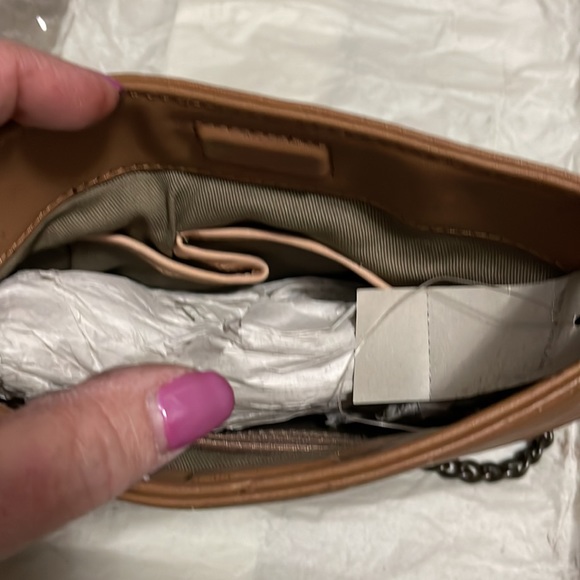 NWT Ann Taylor, small Crossbody bag. Zip top with inside pockets, chain strap - Picture 6 of 10